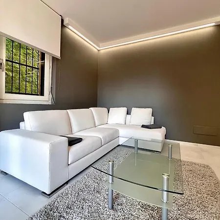 Elegant & Comfortable Modern With Swimming Pool Hébergement de vacances Stresa